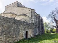 Plateau de Ganagobie (04)  Monastère ND de Ganagobie - Façade Nord. On aperçois l'abside et l'absidiole Nord. Sur la masse rectangulaire au dessus du transept se trouvait un clocher de type clunisien détruit à la Révolution ...