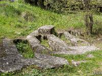 Plateau de Ganagobie (04)  Monastère ND de Ganagobie - Tombes rupestres au Nord du monastère 2/2 ...