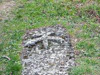 Plateau de Ganagobie (04)  Monastère ND de Ganagobie - Une autre tombe un peu plus haut ...