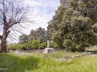 Plateau de Ganagobie (04)  Monastère ND de Ganagobie - Pïerres levées et croix au Nord du manastère 2/2 ...