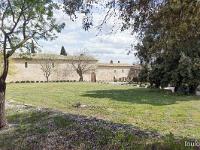Plateau de Ganagobie (04)  Monastère ND de Ganagobie - Vue sur les bâtiments situés au Sud et l'entrée du monastère ...