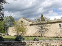 Plateau de Ganagobie (04)  Monastère ND de Ganagobie - Autre vue sur la face Sud du monastère. A gauche l'église Notre Dame et son oculus au dessus du grand portail d'entrée ...