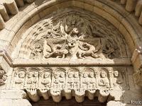 Plateau de Ganagobie (04)  Monastère ND de Ganagobie - Détails du portail. Le Linteau - Il présente un bas-relief des apôtres, isolés ou groupés deux par deux. Seul St Pierre a pu être identifié grâce aux clefs qu'il tient en main ...