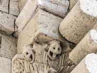 Plateau de Ganagobie (04)  Monastère ND de Ganagobie - Colonnette  rehaussées de chapiteaux corinthiens à feuilles d'acanthe orné de diablotins (Est) ...