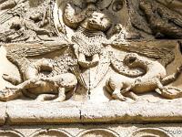 Plateau de Ganagobie (04)  Monastère ND de Ganagobie - Détails du Tympan. Celui-ci est de forme quasi triangulaire ...