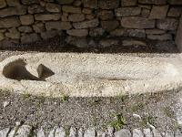 Plateau de Ganagobie (04)  Monastère ND de Ganagobie - Sarcophage à l'éxtérieur de l'église prés du portail ...