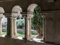 Plateau de Ganagobie (04)  Monastère ND de Ganagobie - Le cloître (fin XIIe) - Autre vue ...