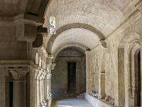 Plateau de Ganagobie (04)  Monastère ND de Ganagobie - Le cloître (fin XIIe) - Autre vue ...