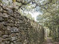Plateau de Ganagobie (04)  Monastère ND de Ganagobie - Enclos devant le monastère au Sud ( mur Ouest ) ...