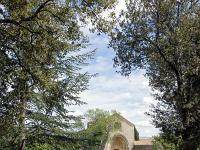 Plateau de Ganagobie (04)  Monastère ND de Ganagobie - Arrivée au monastère par le Sud ...