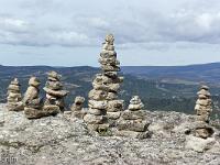 Plateau de Ganagobie (04)  Le plateau - Caïrns en bordure de plateau et vue vers l'Ouest ...