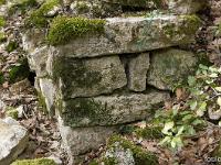 Plateau de Ganagobie (04)  Ruines hors les murs devant le rempart de Villevielile ...