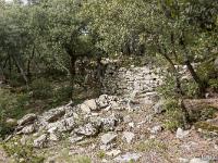 Plateau de Ganagobie (04)  Ruines hors les murs devant le rempart de Villevieille ...
