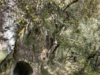 Plateau de Ganagobie (04)  Sur cette voix, sous la falaise, une source couverte d'une construction en arc en plein cintre ...