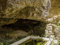Plateau de Ganagobie (04)  La baume. C'est ici que les moines venaient chercher leur eau 1/2 ...