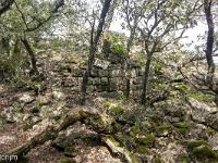 Plateau de Ganagobie (04)  Les ruines du viilage de villevieille - Vestiges de la tour de guet (côté village). Cette tour surveillait le Nord du plateau ...