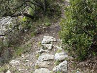 Plateau de Ganagobie (04)  Les ruines du viilage de villevieille - Vestiges d'un mur au sol en toute bordure Est du plateau ...