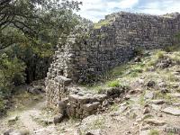 Plateau de Ganagobie (04)  Le rempart de Villevieille - Extrémité Est du rempart. Cette muraille fait 120 m de long. A son extrémité Ouest se trouve une tour circulaire dont il reste la base ...