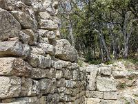 Plateau de Ganagobie (04)  Le rempart de Villevieille (XIIe siècle) - Extrémité Est du rempart ...