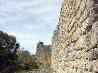 Plateau de Ganagobie (04)  Le rempart de Villevieille - Le rempart côté extérieur (Sud). Au loin, le donjon ou salle des gardes ou église adossé au rempart au XIIe/XIIIe siècle. Les avis divergent sur la fonction de ce bâtiment ...