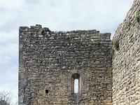 Plateau de Ganagobie (04)  Le rempart de Villevieille - Façade Est du bâtiment ...