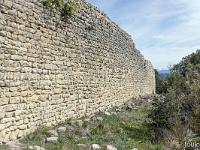 Plateau de Ganagobie (04)  Le rempart de Villevieille - Vue sur la moitié du rempart entre le donjon et l'extrémité Est. Ce rempart fait au total 120 m de long. Son épaisseur et de 1,50 m ...