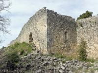 Plateau de Ganagobie (04)  Le rempart de Villevieille - Angle Sud/Est du donjon/Salle des gardes/Eglise (?) ...