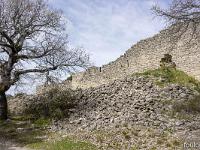 Plateau de Ganagobie (04)  Le rempart de Villevieille - Vue générale sur le rempart ...