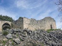 Plateau de Ganagobie (04)  Le rempart de Villevieille - La porte d'entrée dans le rempart ...