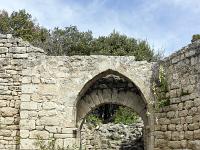 Plateau de Ganagobie (04)  Le rempart de Villevieille - La porte d'entrée dans le rempart ...