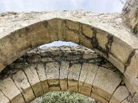 Plateau de Ganagobie (04)  Le rempart de Villevieille - Cette porte possède deux arcs. Un en plein cintre vers l'intérieur et un autre en ogive à l'extérieur. Assomoir ? Passage d'une herse ? ...