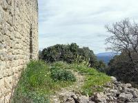 Plateau de Ganagobie (04)  Le rempart de Villevieille - Mur Sud du donjon/Salle des gardes/Eglise (?) ...