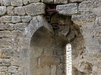 Plateau de Ganagobie (04)  Le rempart de Villevieille - Ouverture sur le pignon Est. Très petite pour ne pas permettre à un homme de s'y introduire par l'extérieur ...