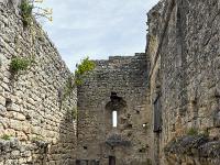 Plateau de Ganagobie (04)  Le rempart de Villevieille - On voit ici qu'il y avait une voûte en partie basse et un autre en haut. Donc 2 étages dont un aveugle ...