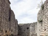 Plateau de Ganagobie (04)  Le rempart de Villevieille - Vue dans l'autre sens. On voit bien au fond à droite que la construction à été ajoutée plus tardivement au rempart. La maçonnerie n'est pas liaisonnée à celui-ci (coup de sabre) ...