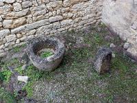 Plateau de Ganagobie (04)  Le rempart de Villevieille - Au pied du pignon Est, une cuve de pierre (batistère ?) et une pierre levée. Le sol à cet endroit est surélevé comme on le voit ici ...