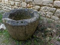 Plateau de Ganagobie (04)  Le rempart de Villevieille - La cuve de pierre ...