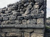 Plateau de Ganagobie (04)  Le rempart de Villevieille - Pierre de corniche à l'intérieur du donjon/Salle des gardes/Eglise (?) ...