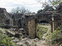 Plateau de Ganagobie (04)  Le rempart de Villevieille - La porte vue de l'intérieur. A gauche l'entrée du donjon/Salle des gardes/Eglise (?) ...