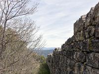 Plateau de Ganagobie (04)  Le rempart de Villevieille - Le rempart vu de l'intérieur (vue vers l'Est) ...