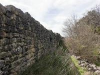 Plateau de Ganagobie (04)  Le rempart de Villevieille - Le rempart vu de l'intérieur (vue vers l'Ouest) ...