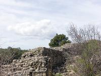 Plateau de Ganagobie (04)  Le rempart de Villevieille - Le rempart au niveau de la porte ...