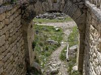 Plateau de Ganagobie (04)  Le rempart de Villevieille - La porte vue de l'intérieur. On ne pouvait y pénètrer qu'à cheval ou avec de très petits attelages. Celle-ci fut condamnée par un mur érigé comme on le voit ici en bas de l'image ...