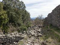 Plateau de Ganagobie (04)  Le rempart de Villevieille - Le rempart vu de l'intérieur et à gauche les vestiges du village que nous verrons plus loin en détail ...