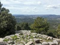 Plateau de Ganagobie (04)  Le rempart de Villevieille - Terminaison Ouest du rempart. Ici les vestiges de la tour qui se dressait la jadis ...