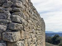 Plateau de Ganagobie (04)  Le rempart de Villevieille - Autre vue sur le rempart (vue vers l'Est) ...