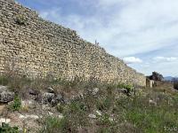Plateau de Ganagobie (04)  Le rempart de Villevieille - Le rempart, la porte et le supposé donjon. A l'avant du rempart se trouvait un avant-mur de pierres sèches (braie) ...