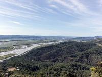 Plateau de Ganagobie (04)  Vues depuis le plateau - Ici une vue sur la vallée de la Durance. A droite, le village de Lurs. A gauche au loin, le plateau de Valensole ...