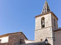 Régusse (Var)  Eglise Saint Laurent (1676). Cette église d'origine romane a été agrandie au XVIIe siècle. Elle présente un beau clocher carré dont la toiture est couverte de tuiles vernissées polychromes.