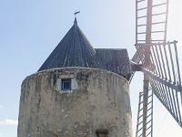Régusse (Var)  Le moulin restauré et son entrée au Nord